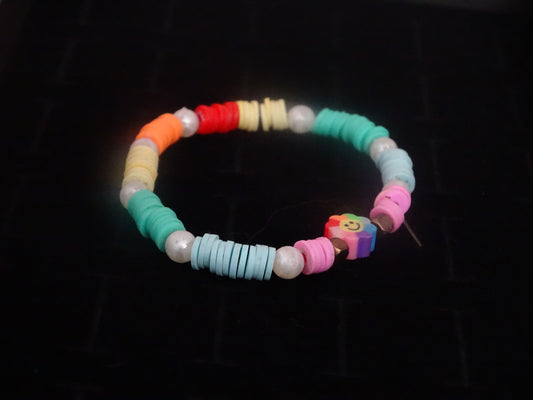 Regenboogkleurige armband met een vrolijk bloempje